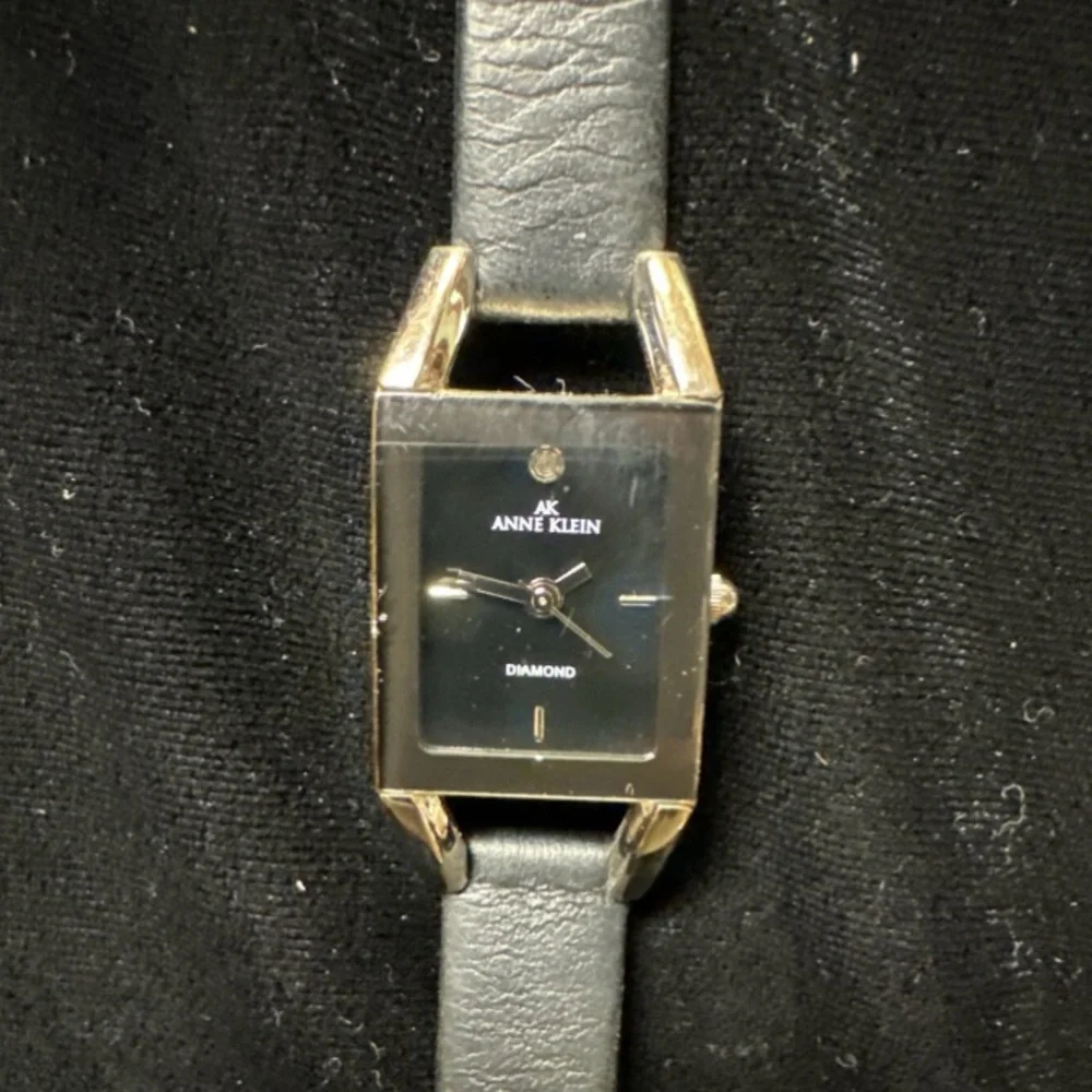 Ladies Watch - Picture 4 of 7
